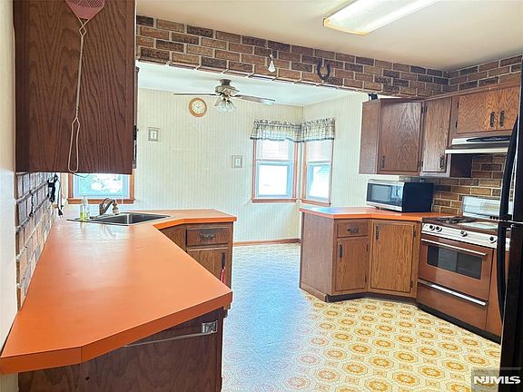 5th image of 218 Pandolfi Avenue