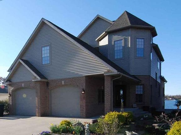 3rd image of 2579 Lake Shore Dr