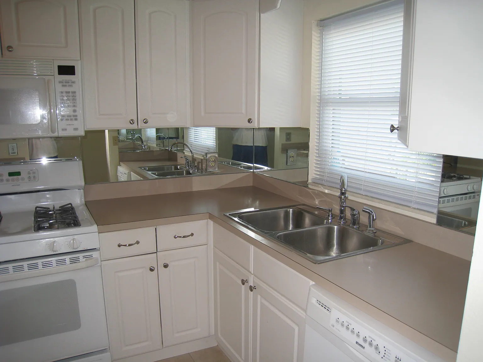 1 bed, 1.5 bath, 1050 sqft, $1,600 — Photo 1