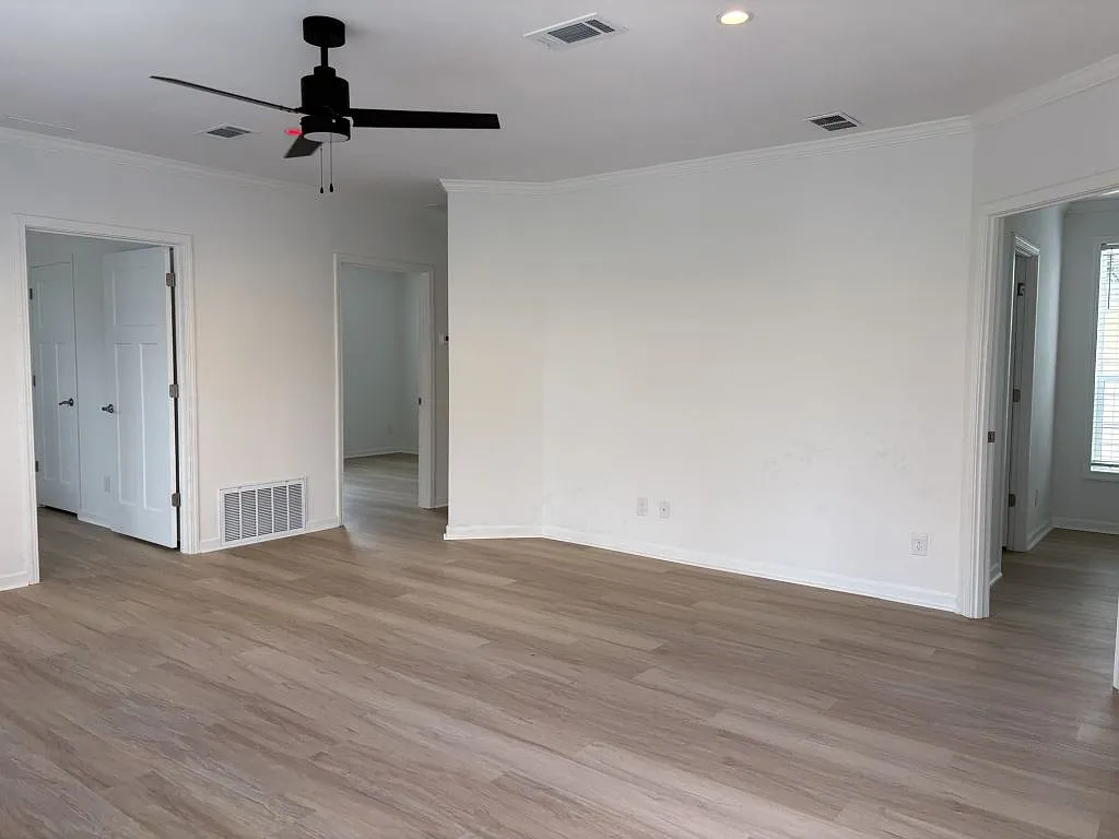 3 bed, 2.0 bath, 1251 sqft, $1,399 — Photo 3