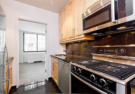 3rd image of 145 W 67th St APT 4K