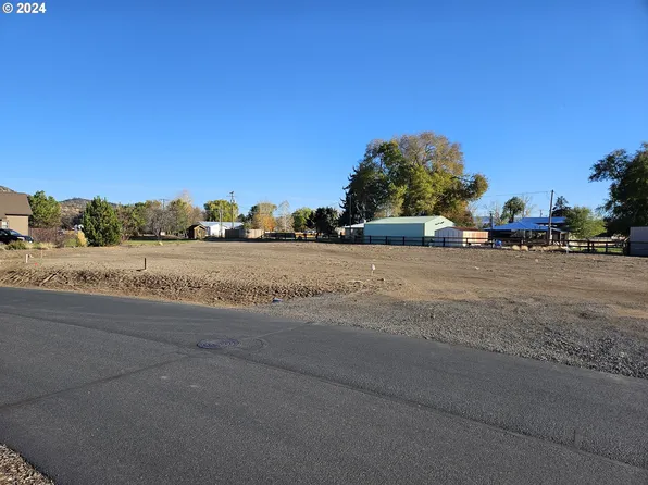 240 NW Saddle Ridge Loop, Prineville, OR 97754