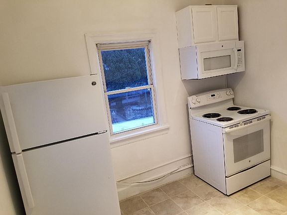 2nd image of 264 Walnut St APT 3