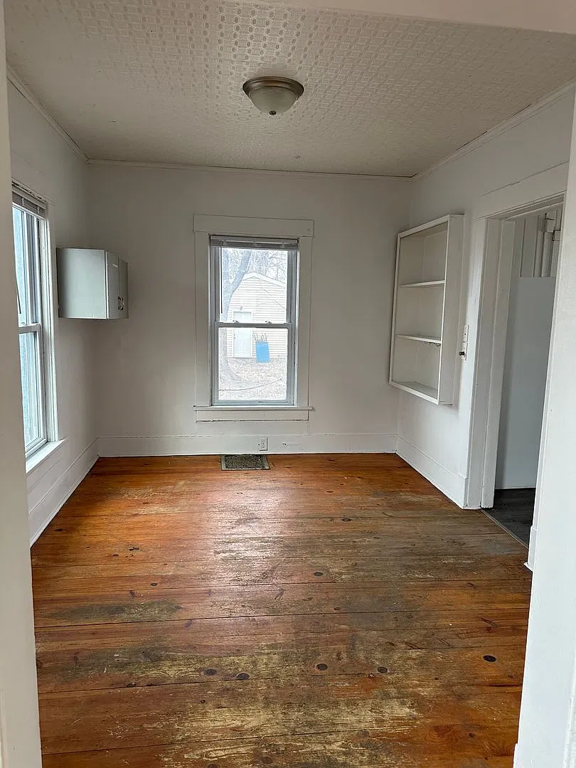 2 Bedroom, 1 Bath House for Rent with Double Stall Garage- 410 Randall — Photo 4
