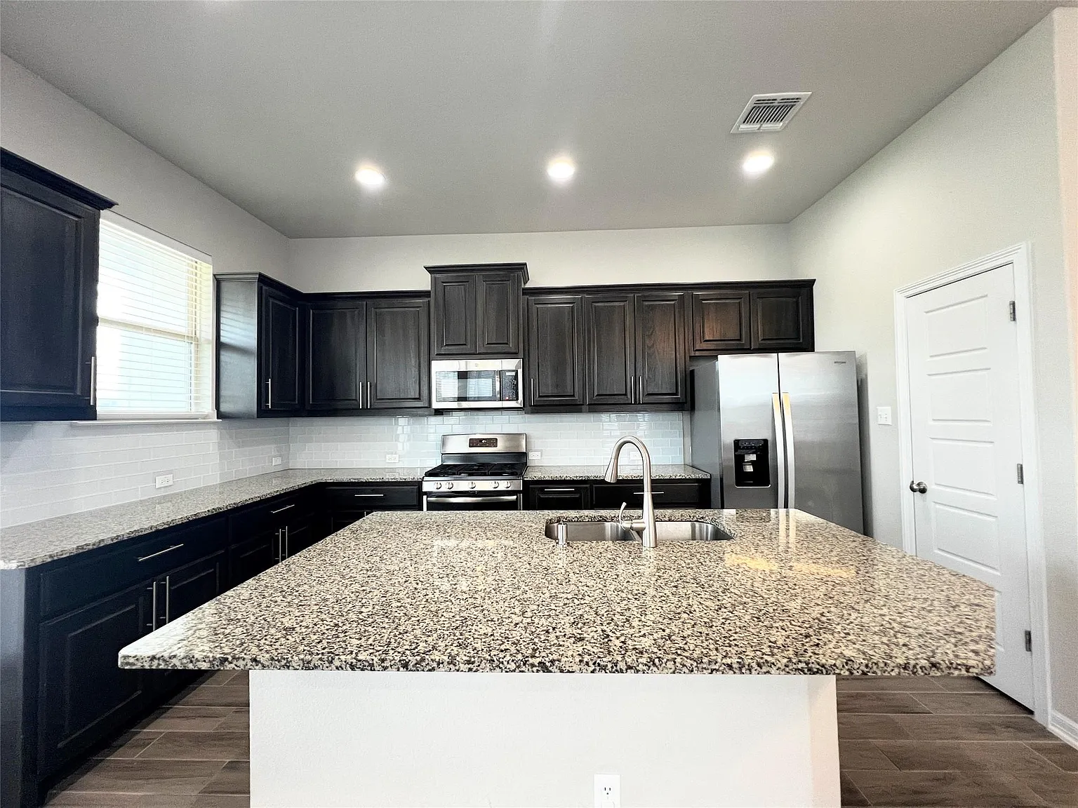3 bed, 2.5 bath, 1943 sqft, $2,100 — Photo 3