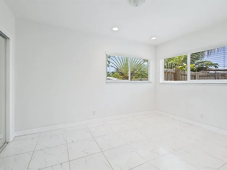 2440 SW 16th St — Photo 7