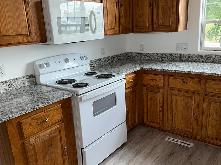 321 E Harden St — Photo 6