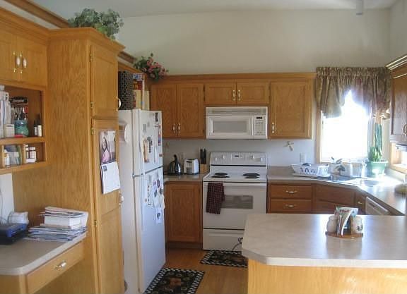3rd image of 4040 Foxglove Ave N