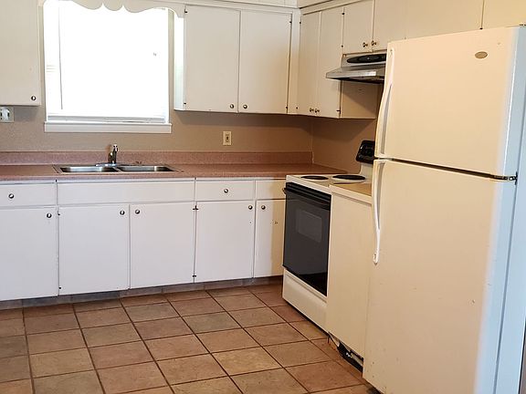 3rd image of 100 W Oakdale St APT 401