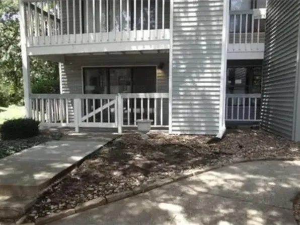 8822 W 106th Ter, Overland Park, KS 66212