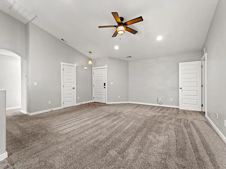 735 SW Huebert St — Photo 5
