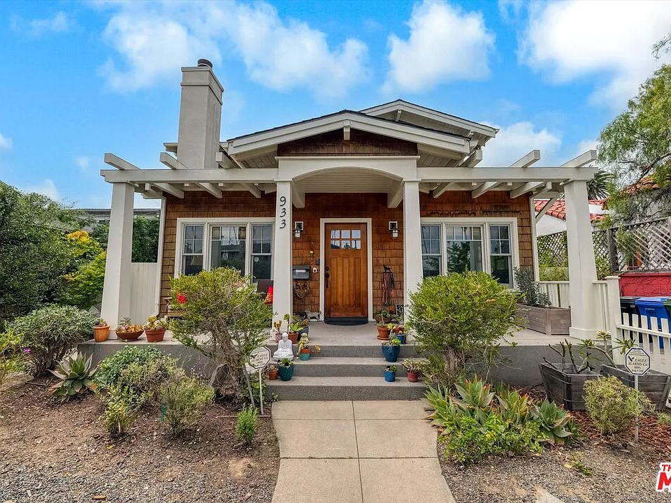 933 Venezia Ave