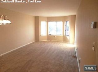 515 Chase Ct, Edgewater, NJ 07020