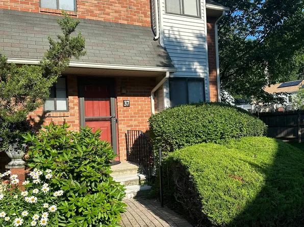 37 Danforth Lane #37, West Hartford, CT 06110