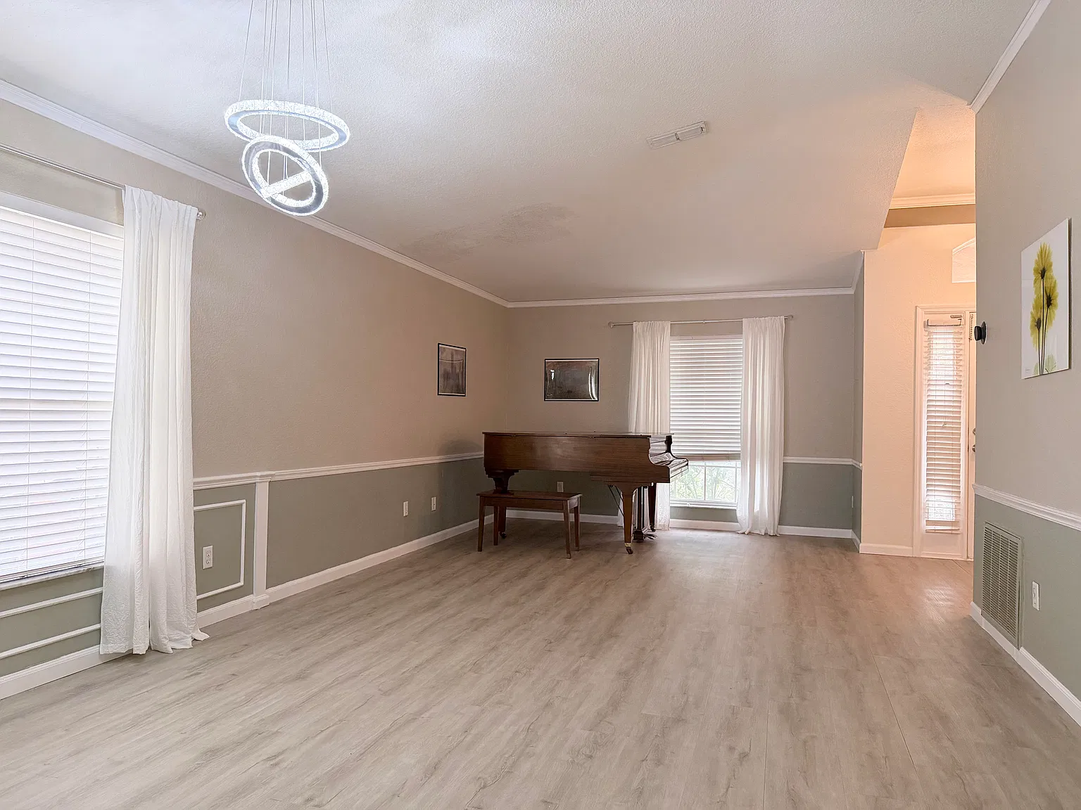 4 bed, 2039 sqft, $3,200 — Photo 2