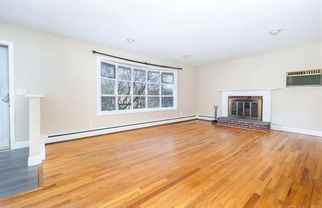 3 bed, 1144 sqft, $3,300 — Photo 3