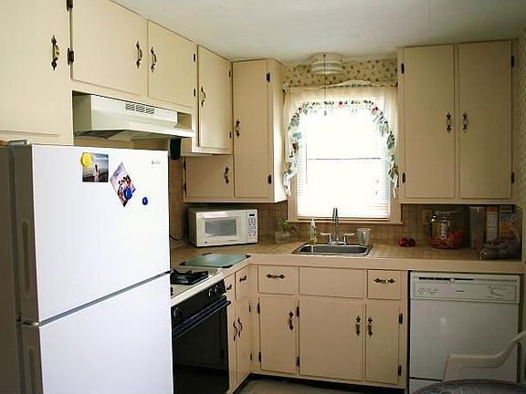 4th image of 190 Hinman Ave