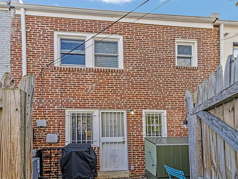 2030 E St NE — Photo 34