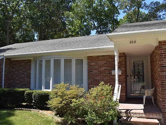 3rd image of 208 Woodcrest Ct