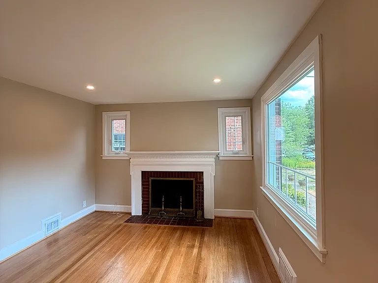 721 N Edison St — Photo 3