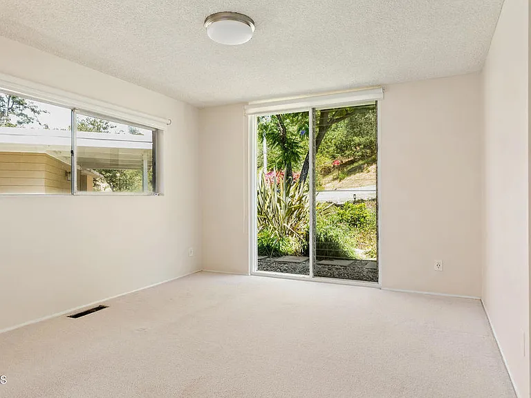 2075 Linda Flora Dr — Photo 11