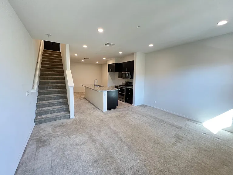 938 E Weaver Ln — Photo 6