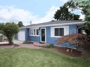 44 Eckert St, Huntington Station, NY 11746