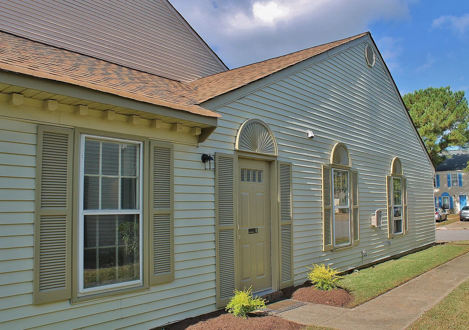 Ready Now!! Completely Updated End-Unit Townhome In Kempsville Lakes! — Photo 1