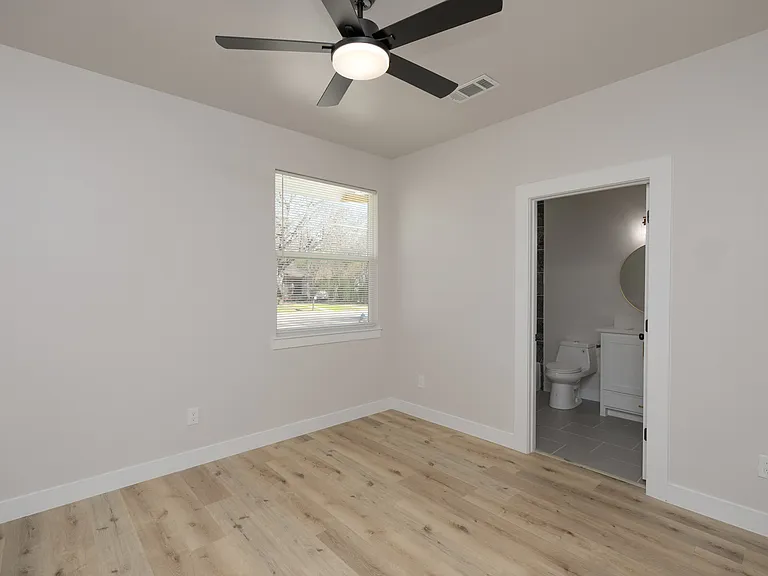 2231 Denison St — Photo 9