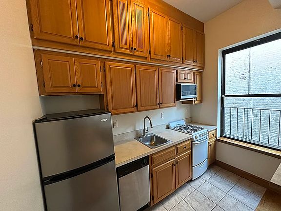 3rd image of 910 Columbus Ave APT 4d