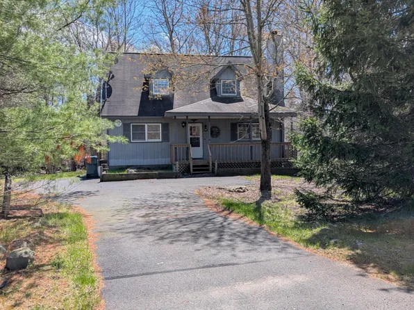 715 Country Place Dr, Tobyhanna, PA 18466