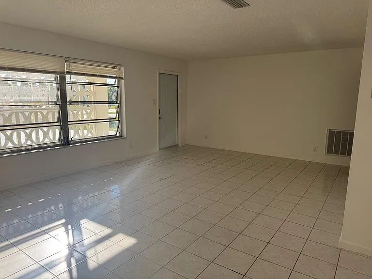 1550 NW 70th Ter — Photo 8