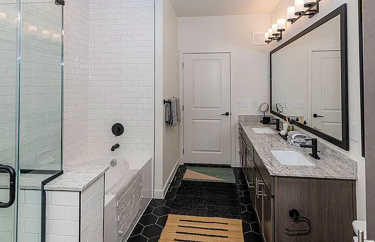 Lakeline Crossing Apartments — Photo 14