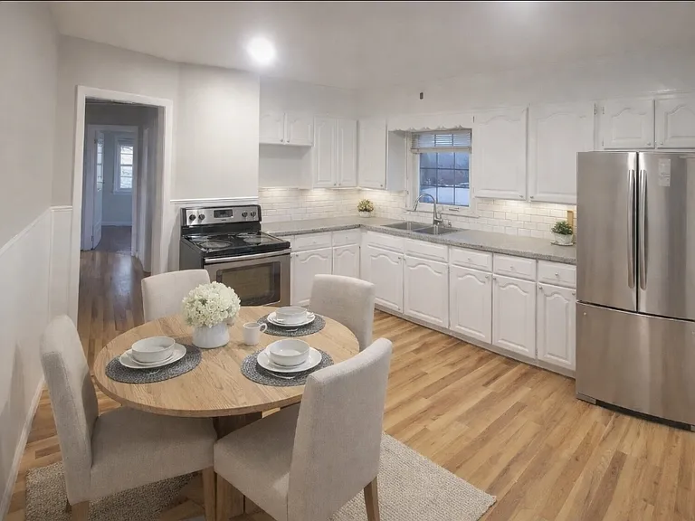 214 Campbell St — Photo 3