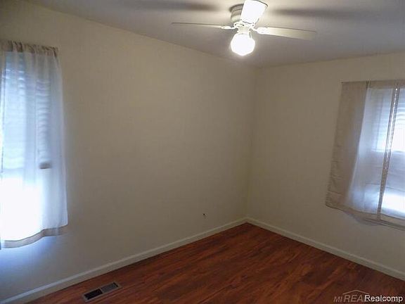 5th image of 26161 Currier St