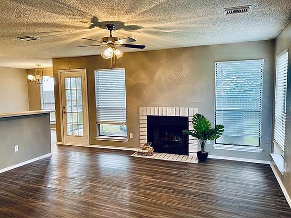 3rd image of 727 Meadowcreek Ct