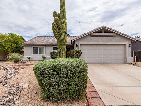 3rd image of 705 E Jasmine Cir