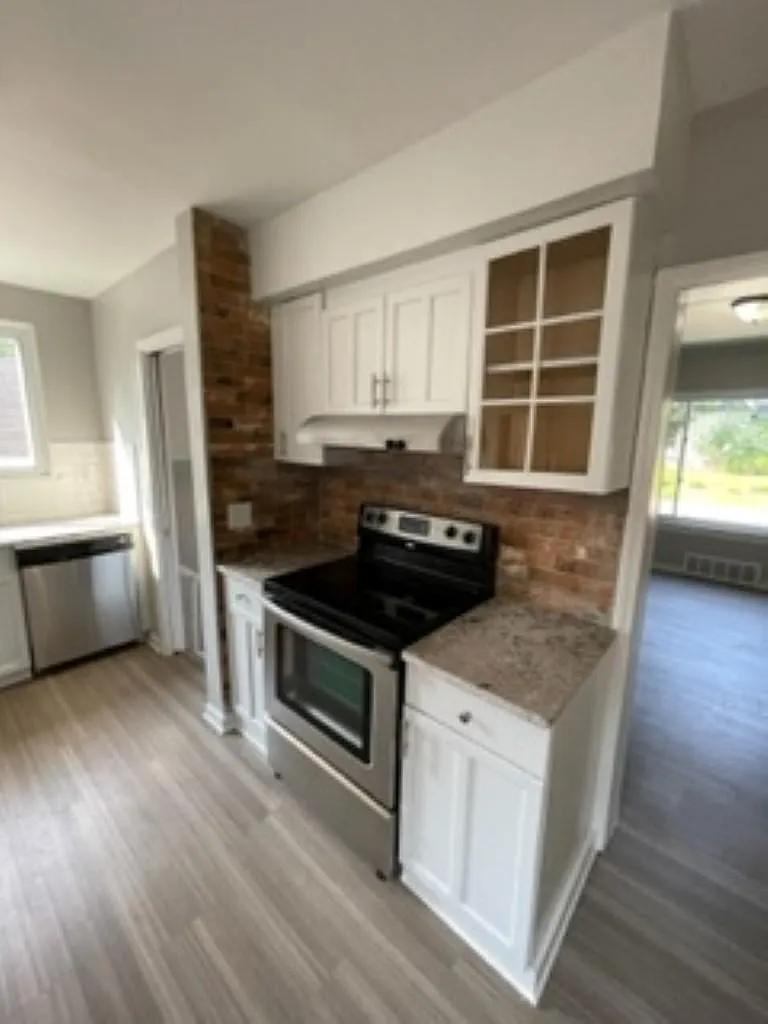 3 bed, 1182 sqft, $1,890 — Photo 2