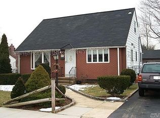 43 Woodcrest Rd, Hicksville, NY 11801