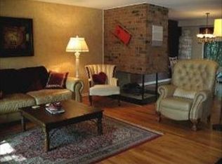 2S671 Avenue Normandy E, Oak Brook, IL 60523