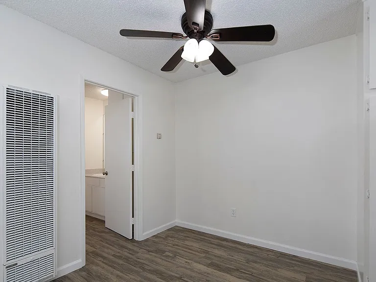 Four Winds Apartments — Photo 8
