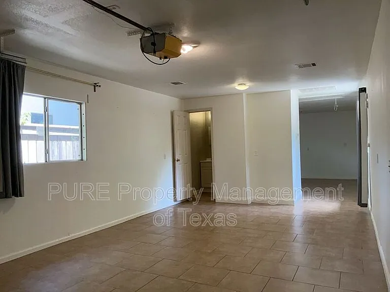 2517 E 4th St — Photo 30