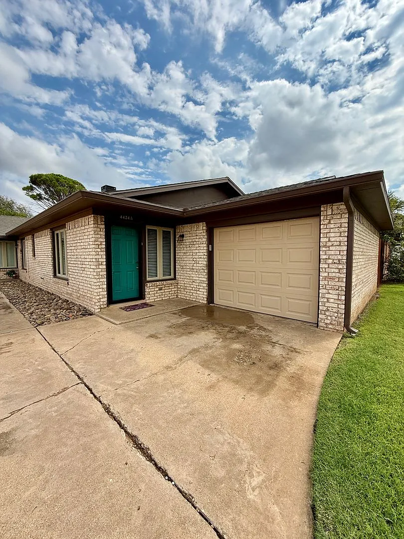 CD 4424 75th Drive — Photo 1