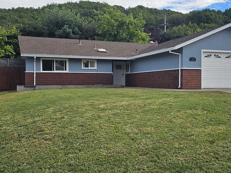 2525 Center Rd — Photo 3