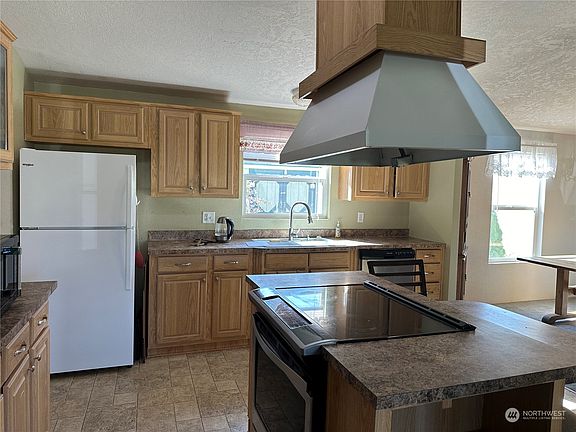 4th image of 523 Newport Plaza