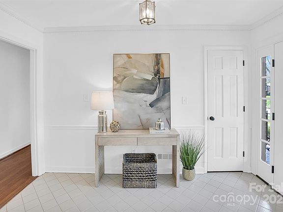 3rd image of 739 Wingrave Dr
