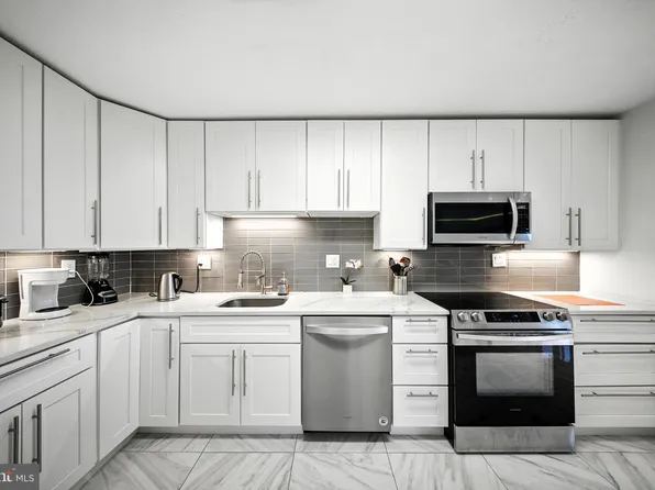 203 Yoakum Pkwy APT 804, Alexandria, VA 22304