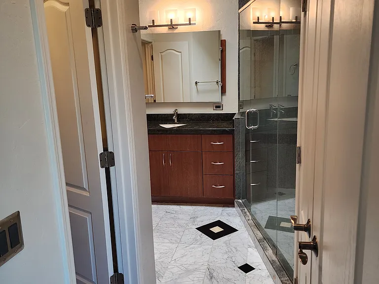 114 E Calle Zavala — Photo 15