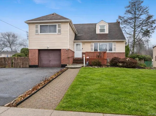 6 Gateway Street, Bethpage, NY 11714