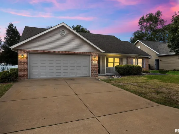 1921 Dane Kelsey Dr, Pekin, IL 61554